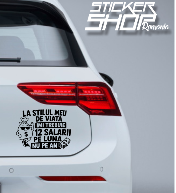 Sticker auto „La stilul meu de viață îmi trebuie 12 salarii pe lună, nu pe an”